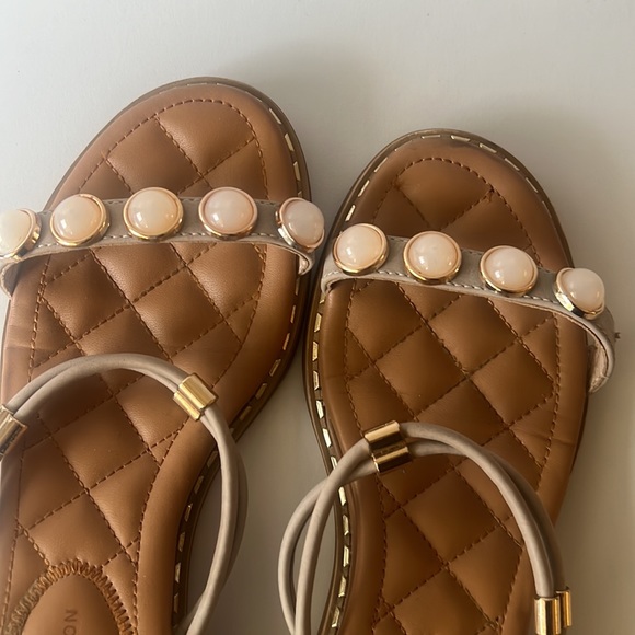 Dusto Sandals, with Pearl and Gold Tone Features, SZ 36 - Picture 5 of 10